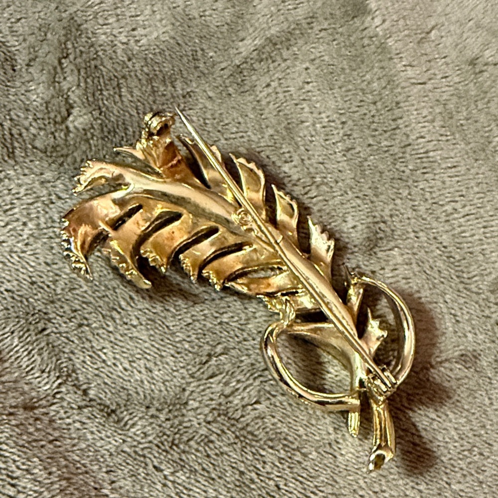 Vintage Goldtone brooch Set - Picture 3 of 11
